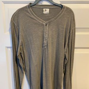 Men’s AG long sleeve in grey size large.